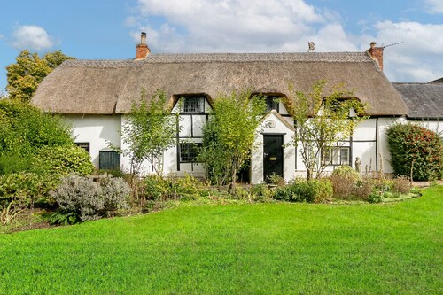 Beautiful 5-Bedroom Home with Cinema & Games Room