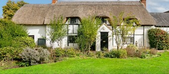 Beautiful 5-Bedroom Home with Cinema & Games Room