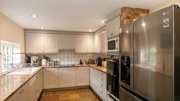 Jääkaappi, mikroaaltouuni, uuni, liesi