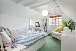 5 bedrooms, desk, iron/ironing board, WiFi - Beautiful 5-Bedroom Home with Cinema & Games Room (Marsh Gibbon)