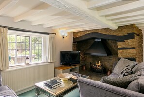 TV, fireplace, video games, ping pong - Beautiful 5-Bedroom Home with Cinema & Games Room (Marsh Gibbon)