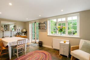 Dining - Beautiful 5-Bedroom Home with Cinema & Games Room (Marsh Gibbon)