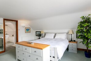 5 bedrooms, desk, iron/ironing board, WiFi - Beautiful 5-Bedroom Home with Cinema & Games Room (Marsh Gibbon)