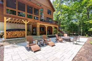 Outdoor dining - Riverfront Luxury at South Peak, Hot Tub, Fire Pit, Sleeps 14 (Lincoln)