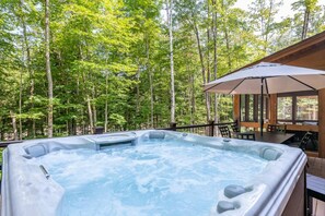 Outdoor spa tub - Riverfront Luxury at South Peak, Hot Tub, Fire Pit, Sleeps 14 (Lincoln)