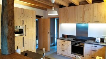 Een koelkast, een magnetron, een oven, een kookplaat