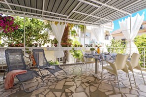 Outdoor dining - Spalato Imperium- lovely apartment with big terrace and free bikes (Split)