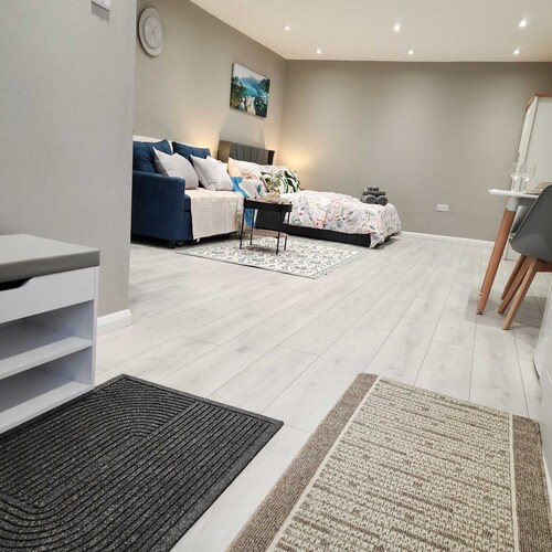 Spacious Luxe Suite - New Build London & Essex