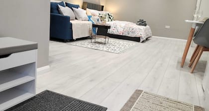 Spacious Luxe Suite - New Build London & Essex