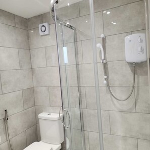 Kostenlose Toilettenartikel, Haartrockner, Handtücher, Seife
