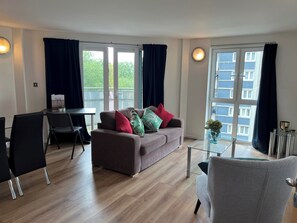 Room - Premium 2Pax Apartment with Kitchen  (London)