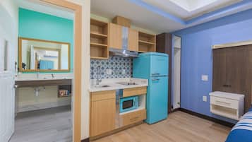 Kühlschrank, Mikrowelle, Herdplatte, Wasserkocher mit Kaffee-/Teezubehör