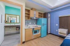 Kühlschrank, Mikrowelle, Herdplatte, Wasserkocher mit Kaffee-/Teezubehör