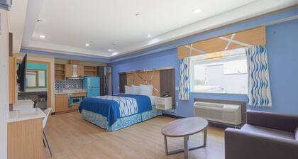 Relax in a King-Bed Room with Kitchen Near Waterwall Park & Constellation Field