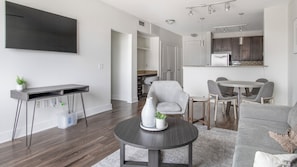 Appartement (1 Bedroom) | Coin séjour | Télévision de 50 pouces avec chaßnes numériques