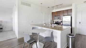 Studio (0 Bedroom) | Private kitchen | Fridge, microwave, oven, stovetop