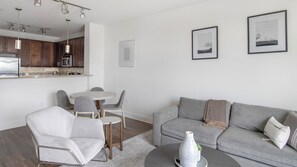 Apartment (1 Bedroom) | Dining room