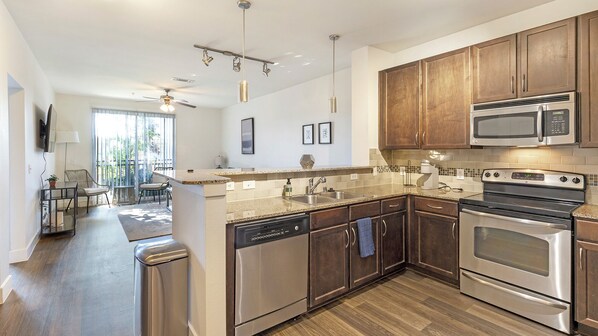 Apartment (1 Bedroom) | Private kitchen | Fridge, coffee/tea maker - Landing Amazing Studio, Courtyard, Gym (Dallas)