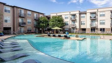 Utomhuspool och solstolar