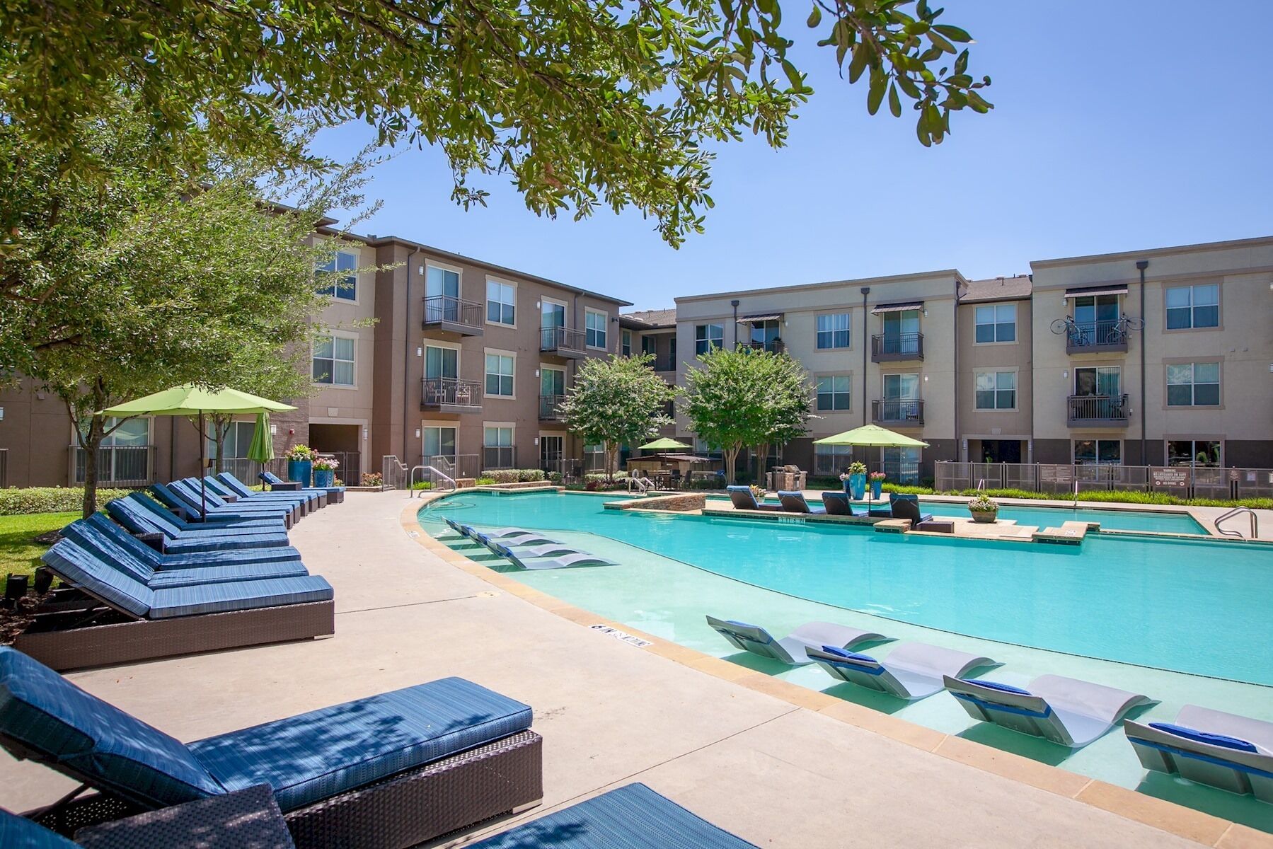 室外游泳池，日光浴躺椅