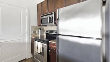 Studio (0 Bedroom) | Private kitchen | Fridge, microwave, oven, stovetop