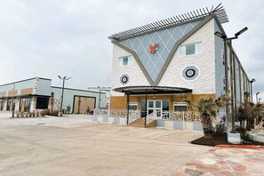 المنشأة من الخارج