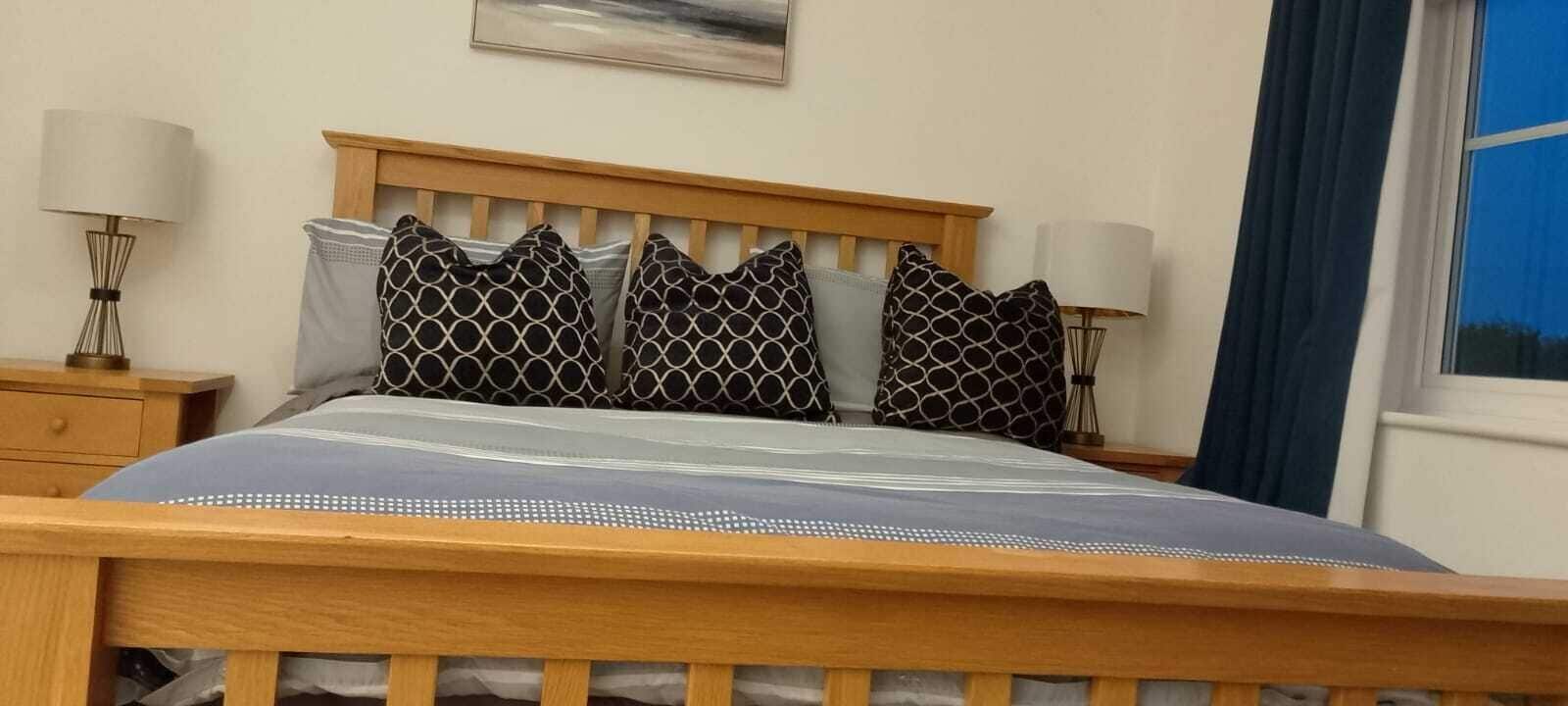 3 bedrooms, iron/ironing board, internet, bed sheets