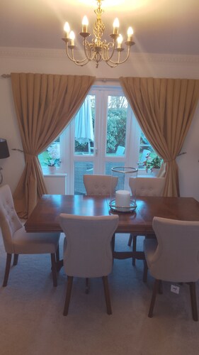 Enjoyable 3-bedroom bed & breakfast in Clapham. Big house in a safe environment.