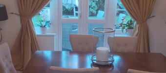 Enjoyable 3-bedroom bed & breakfast in Clapham. Big house in a safe environment.