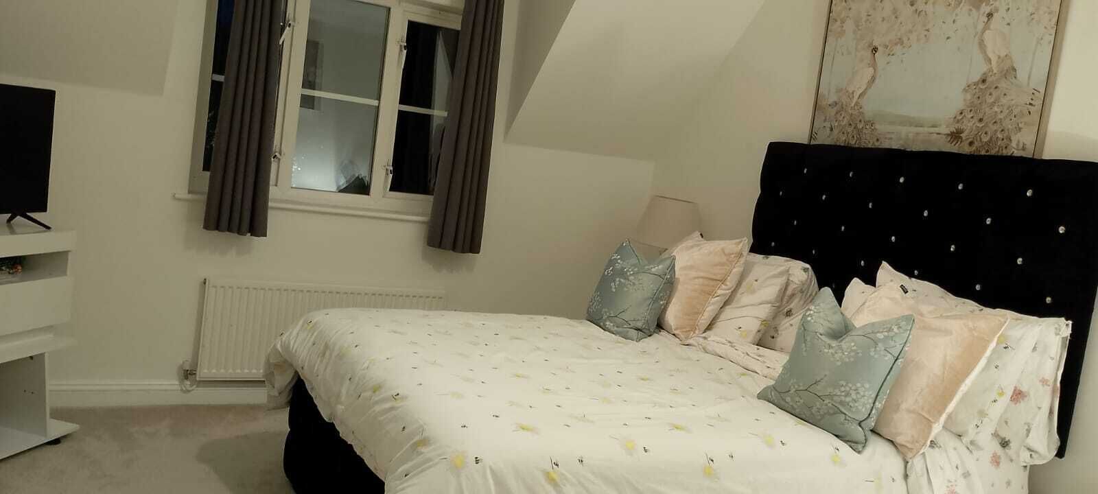 3 habitaciones, tabla de planchar con plancha, internet y ropa de cama 