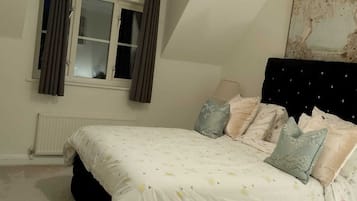 3 bedrooms, iron/ironing board, internet, bed sheets