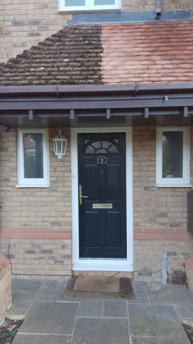 Enjoyable 3-bedroom bed & breakfast in Clapham. Big house in a safe environment.