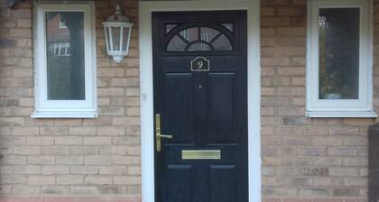 Enjoyable 3-bedroom bed & breakfast in Clapham. Big house in a safe environment.