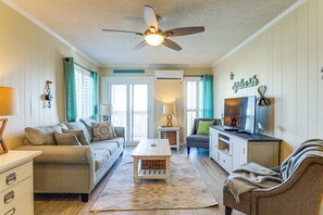 Interior - Steps to Sea! 3rd-floor Myrtle Beach Condo w/ Pool (Myrtle Beach)