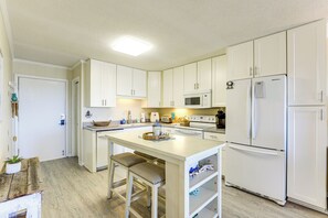 Interior - Steps to Sea! 3rd-floor Myrtle Beach Condo w/ Pool (Myrtle Beach)