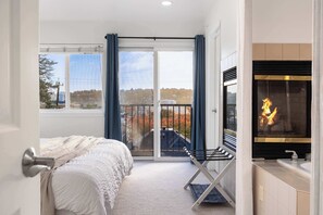 2 bedrooms, desk, iron/ironing board, travel cot - Rare 2BR Modern Urban Escape, Free Parking (Seattle)