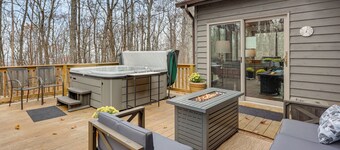 Grand Wintergreen Resort Home w/ Hot Tub!