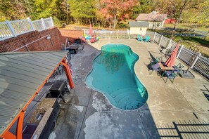 Interior - 13 Mi to Helen: Group Getaway w/ Private Hot Tub (Cleveland)