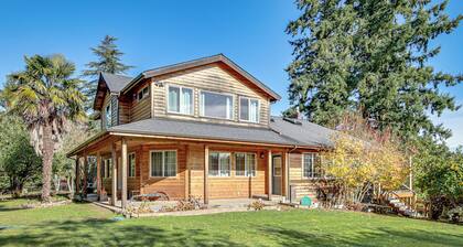 Hikes & Apples: Renovated Farmhouse in Gig Harbor!