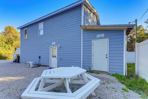 Apartment (1 Bedroom) | Interior - 12 Mi to Beach! Cozy Cove w/ Patio in Newport (Newport)