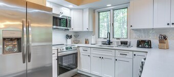 6 Mi to Bushkill Falls: Secluded Home w/ Game Room