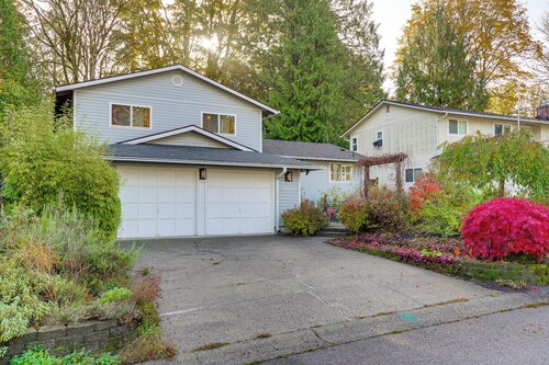 Family Retreat w/ Hot Tub & Game Room in Everett!