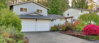 Family Retreat w/ Hot Tub & Game Room in Everett!