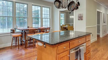 House (5 Bedrooms) | Interior