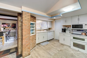 Interior - Easy Cleveland Access! Quiet Suburb Stay w/ Yard (Oakwood Village)
