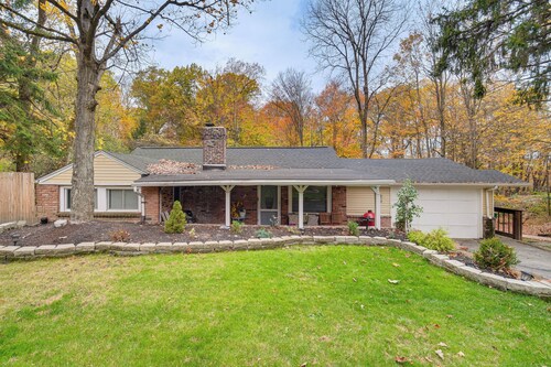 Easy Cleveland Access! Quiet Suburb Stay w/ Yard