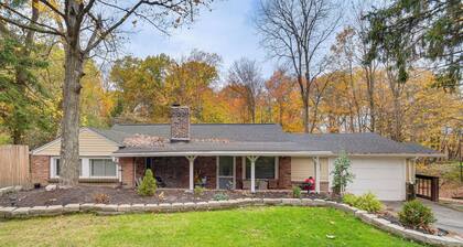 Easy Cleveland Access! Quiet Suburb Stay w/ Yard