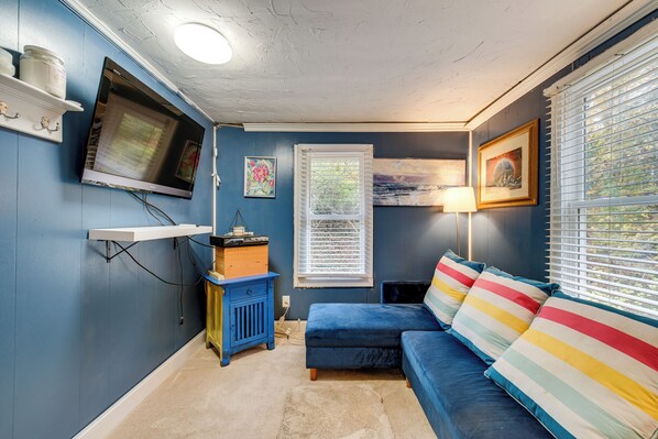 Interior - Easy Cleveland Access! Quiet Suburb Stay w/ Yard (Oakwood Village)
