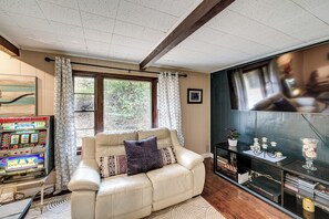 House (3 Bedrooms) | Interior - Easy Cleveland Access! Quiet Suburb Stay w/ Yard (Oakwood Village)