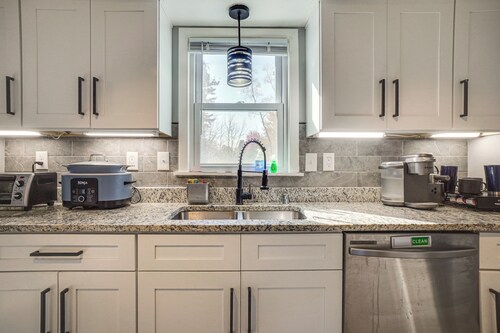 2 Mi to Pewaukee Lake! Peaceful Retreat w/ Yard